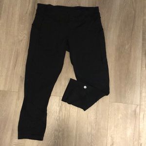 Cropped lululemon leggings size 8 w/ mesh panels